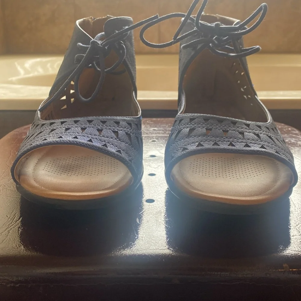 Comfortview. Women's Cutout Sandals - Navy. Size 10 - Picture 5 of 11